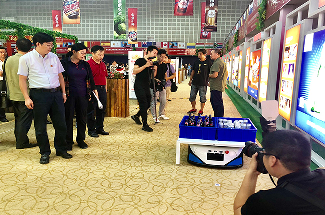 國際啤酒節(jié)：我不是酒神，我是科捷機(jī)器人